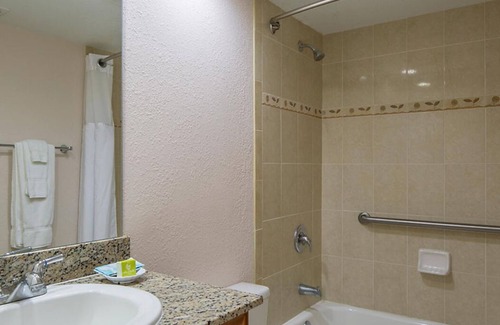 Delray Beach Complejo | RARE FIND! Beach Front Resort at Gulf Stream - Sleeps 2-4, pool, hot tub, bbq