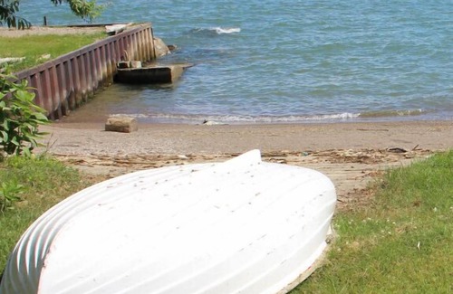 Town of Essex Cabaña | Rare Find : Breathtaking Lakeview From Three Directions! Family Friendly