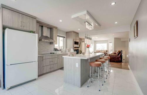 Calgary Chalet De Esquí | Rare Find fully renovated 6 bedroom 3 bath and both levels