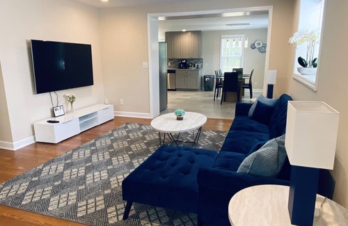 Charlotte Casa | Rare find! Home w/ a deck, mins 2 Uptown