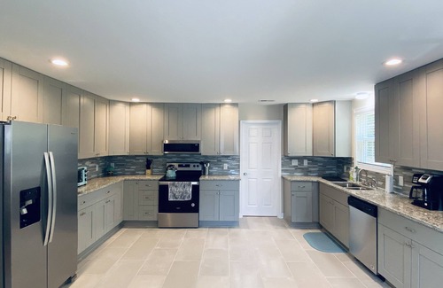 Charlotte Casa | Rare find! Home w/ a deck, mins 2 Uptown