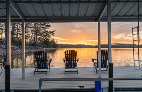 Winchester Casa | Rare Flat Lot wBeautiful Views Dock Hot Tub