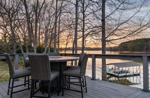 Winchester Casa | Rare Flat Lot wBeautiful Views Dock Hot Tub
