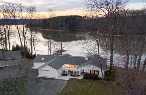 Winchester Casa | Rare Flat Lot wBeautiful Views Dock Hot Tub