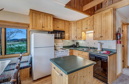 Clark Chalet De Esquí | Rare gem and outdoorsman's paradise near hunting, fishing, and snowshoeing!