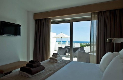 Albufeira Hotel | Rare Gem! Spacious Villa with Kitchen, Private Balcony! Pools and Beach Access!