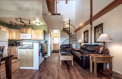 Tahoe Village Apartamento | Rare Heavenly 2BR*Lake Views*Shuttle Access*Dog OK