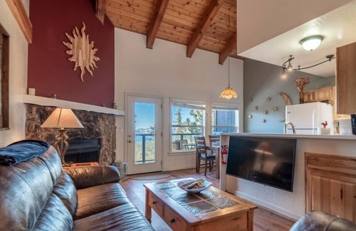 Tahoe Village Apartamento | Rare Heavenly 2BR*Lake Views*Shuttle Access*Dog OK