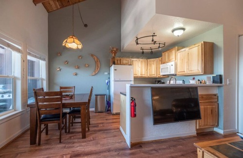 Tahoe Village Apartamento | Rare Heavenly 2BR*Lake Views*Shuttle Access*Dog OK