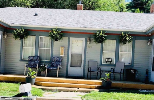 Deadwood Apartamento | Rare Hideaway on Main, Retro unit