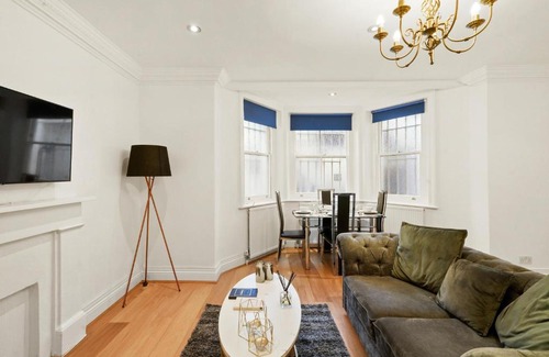 Brompton & Hans Town Apartamento | Rare Knightsbridge Gem by Dena Elite Collection