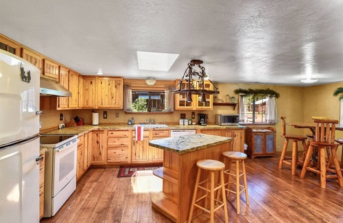 Parks Cabina | Rare, Log Cabin Treasure! Close to Grand Canyon / Now with Wi-Fi!
