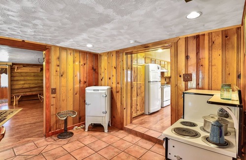 Parks Cabina | Rare, Log Cabin Treasure! Close to Grand Canyon / Now with Wi-Fi!