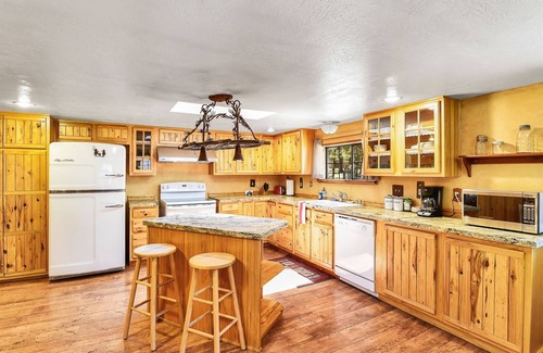 Parks Cabina | Rare, Log Cabin Treasure! Close to Grand Canyon / Now with Wi-Fi!