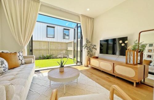 Grey Lynn Casa | Rare Retreat Stylish 2BR Townhouse vs AC & Parking