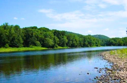 Montague Casa | Rare River Views & Access, Cabin by Eden Islands