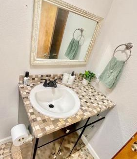 El Paso Apartamento | Rare to find 2 bedrooms 1 King bed & 2 Twins beds 2 bathrooms