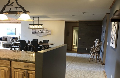 Arkdale Condominio | Rare Top Floor Northern Bay Condo Overlooking The Par 3 Green with Lake Views!