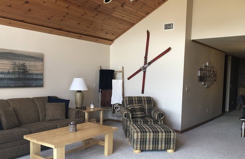 Arkdale Condominio | Rare Top Floor Northern Bay Condo Overlooking The Par 3 Green with Lake Views!