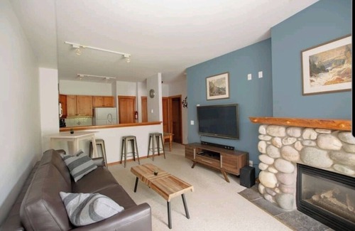 East Kootenay Casa | Rare Upper Village Townhouse w/ a garage for gear and tuning!