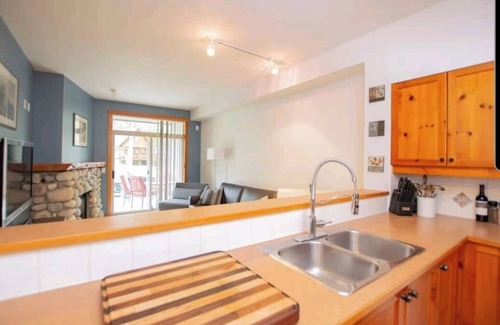 East Kootenay Casa | Rare Upper Village Townhouse w/ a garage for gear and tuning!