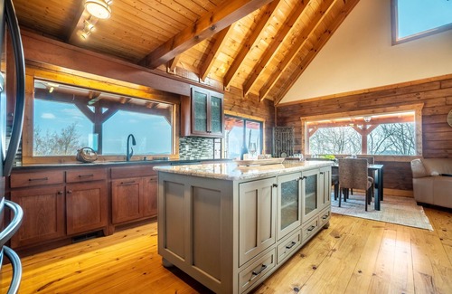 Dahlonega Cabina | Rarely found MOUNTAIN TOP LOG CABIN
