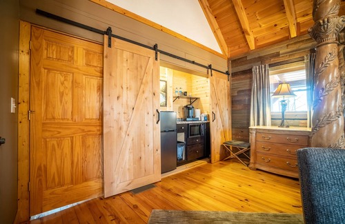 Dahlonega Cabina | Rarely found MOUNTAIN TOP LOG CABIN
