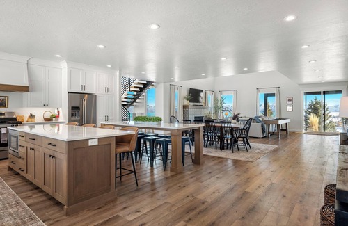 Garden City Casa | Raspberry Retreat ~ Private Hot Tub ~ Pet Friendly