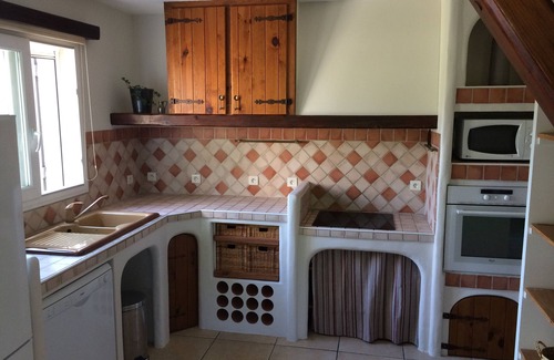 Aubignan Villa | Tiene 4 estrellas amuebladas casa con jardín y piscina.