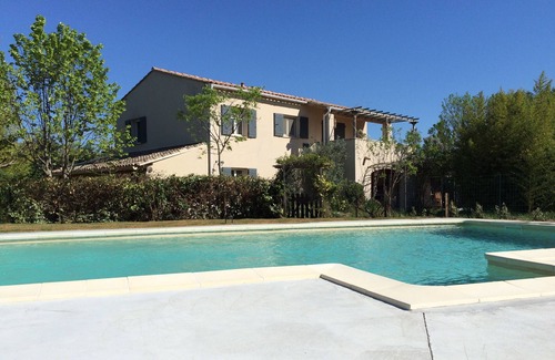 Aubignan Villa | Tiene 4 estrellas amuebladas casa con jardín y piscina.