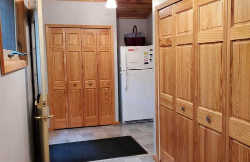 Markville Cabina | Tranquil year round retreat on small quiet lake that has WiFi, a HotTub & Sauna