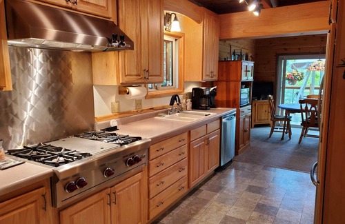 Markville Cabina | Tranquil year round retreat on small quiet lake that has WiFi, a HotTub & Sauna