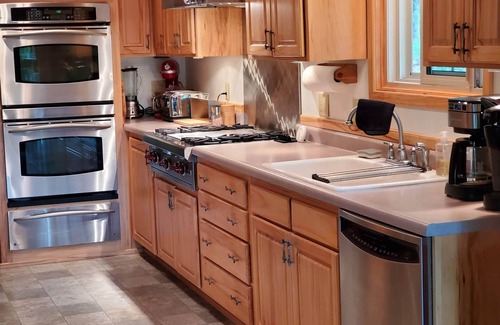 Markville Cabina | Tranquil year round retreat on small quiet lake that has WiFi, a HotTub & Sauna