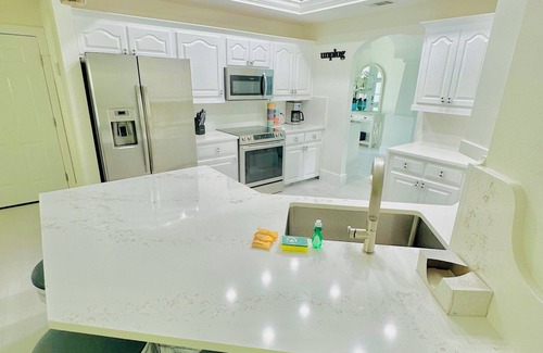 Avalon Beach Estates Casa | Ratiu Beach House White Sand luxury cottage 3 min to private beach 4brooms3bath