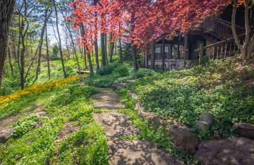 Washington Cabina | Raven's View Retreat - 1830s Cabin Overlooking Missouri River - 5 bed/3.5 bath