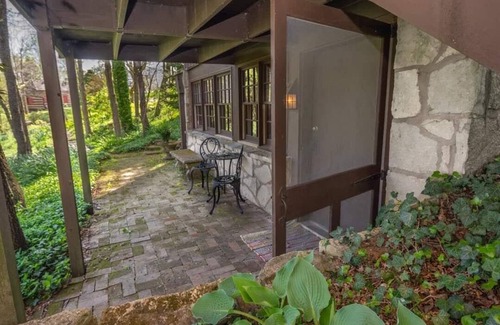 Washington Cabina | Raven's View Retreat - 1830s Cabin Overlooking Missouri River - 5 bed/3.5 bath