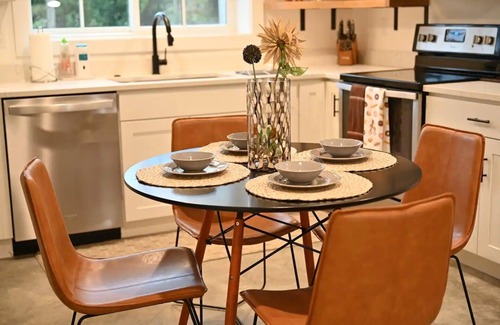 University District Casa | Ravenna Chic Escape / 8 mins from UW/N Seattle by Zen Living