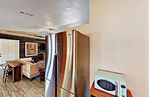 Pioneertown Casa | 🏜️Rawhide Ranch - Walk to Pappy and Harriet's with HOT TUB!🏜️