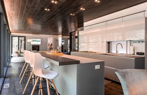 Woodstock Casa | NEW: Luxe Glass Contemporary w/ Pool + Guest House