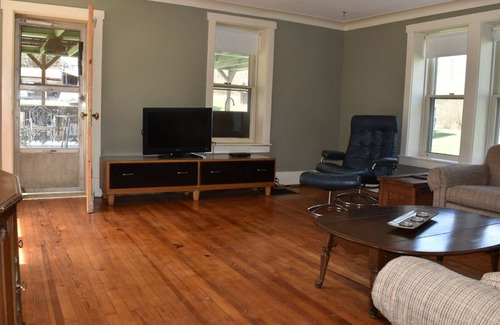 James Creek Casa | Raystown Farmhouse: Boat, Fish & Relax!