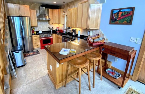 Bretton Woods Casa | RE53: casa hermosamente decorada junto a las laderas de Bretton Woods con impresionantes vistas del monte Washington y la gran cubierta. Servicio de transporte gratuito al complejo, chimenea de gas, wifi gratuito, fácil aparcamiento. Caminar a pendient...