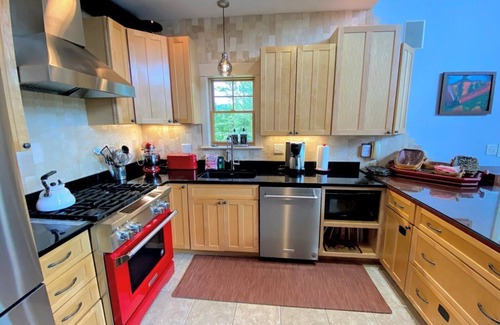 Bretton Woods Casa | RE53: casa hermosamente decorada junto a las laderas de Bretton Woods con impresionantes vistas del monte Washington y la gran cubierta. Servicio de transporte gratuito al complejo, chimenea de gas, wifi gratuito, fácil aparcamiento. Caminar a pendient...