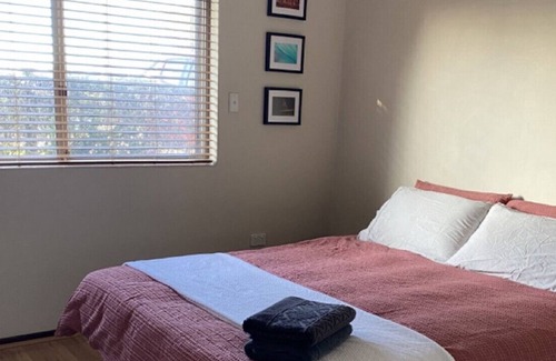 Hamilton Hill Casa | Readers Paradise - 1 bedroom home with fireplace