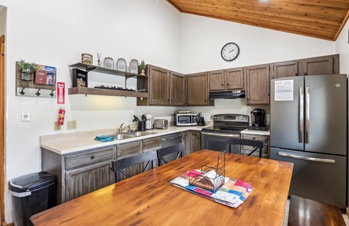 Canaan Valley Condominio | Ready to ski? This is the place to be! Check out Ski Ride Inn!!
