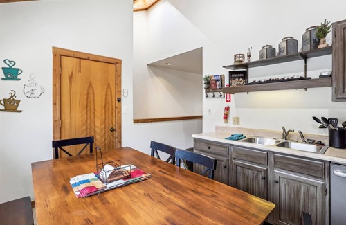 Canaan Valley Condominio | Ready to ski? This is the place to be! Check out Ski Ride Inn!!