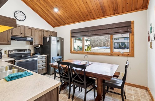 Canaan Valley Condominio | Ready to ski? This is the place to be! Check out Ski Ride Inn!!