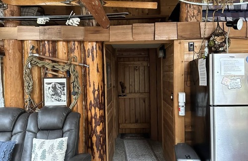 Paradise Estates Cabina | Real log cabin 1 bedroom & loft, full sz. appliances, wood stove, Clawfoot tub