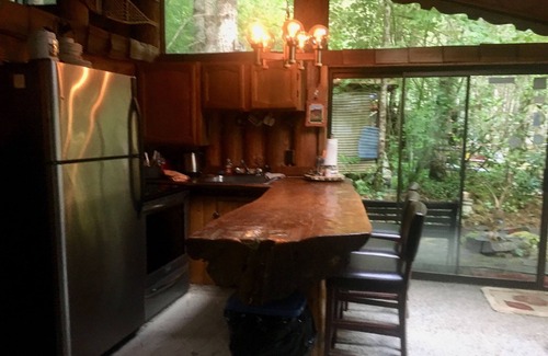 Paradise Estates Cabina | Real log cabin 1 bedroom & loft, full sz. appliances, wood stove, Clawfoot tub