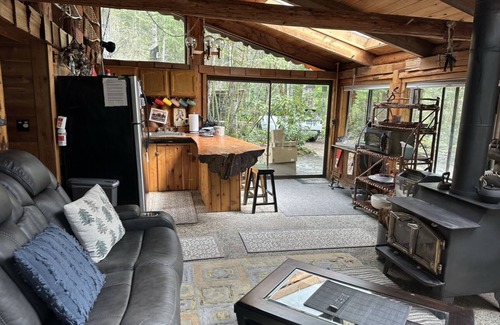 Paradise Estates Cabina | Real log cabin 1 bedroom & loft, full sz. appliances, wood stove, Clawfoot tub