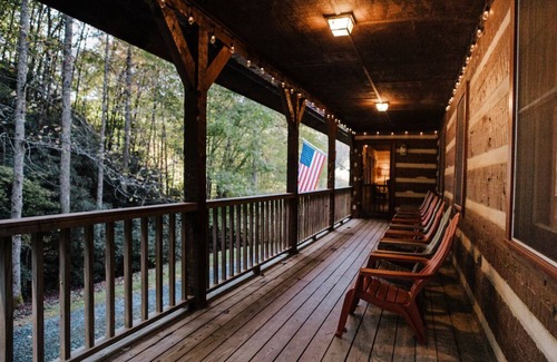Andrews Casa | Real Log Cabin + 34 acres + Creek + Barn + Easy Access + Nantahala Forest!